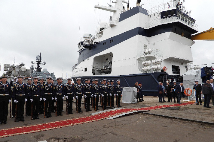 На судне 'Евгений Горигледжан' прошла церемония подъема флага ВМФ