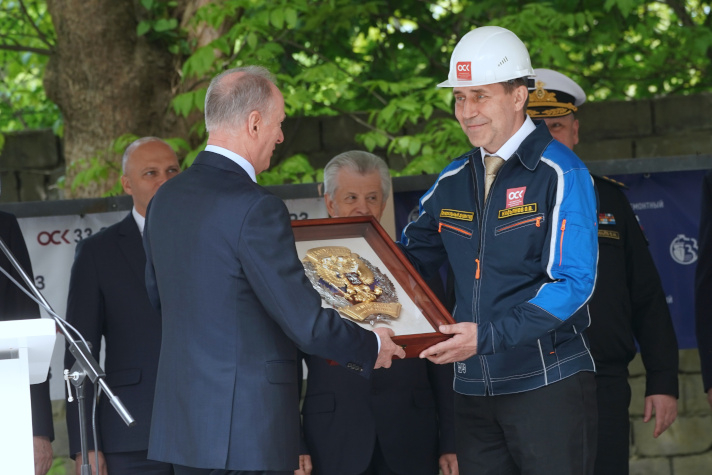 Коллективу 33-го Судоремонтного завода ОСК вручили почетный знак 'За успехи в труде'