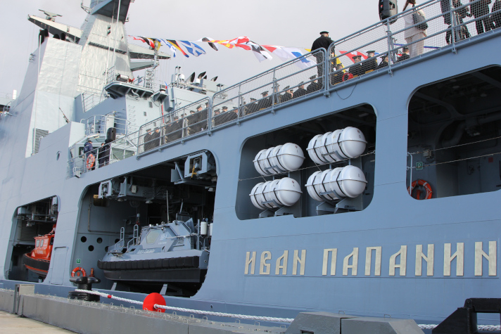 Боевой ледокол 'Иван Папанин' передан заказчику