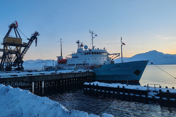 'Профессор Молчанов' доставил на Шпицберген грузы снабжения и сотрудников для работы в Арктике