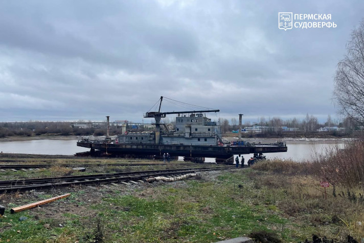 Несамоходный гидроперегружатель пройдет ремонт на Пермской судоверфи