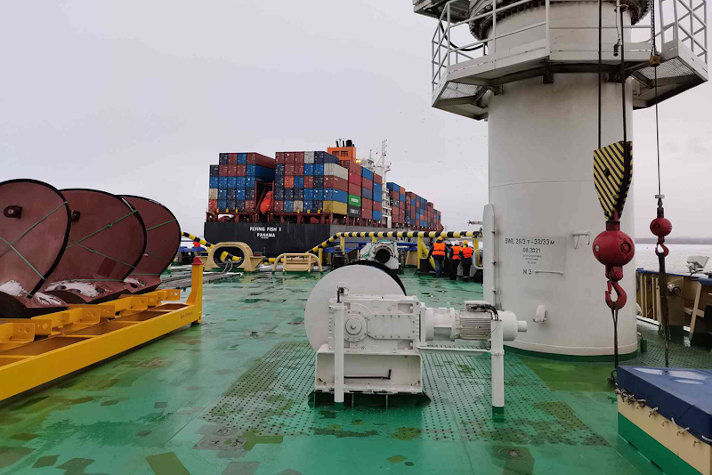 Появились подробности участия ледокола 'Мурманск' в снятии с мели контейнеровоза в порту Бронка