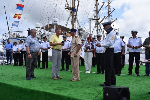 Во Владивостоке отпраздновали 30-летие парусника 'Надежда'