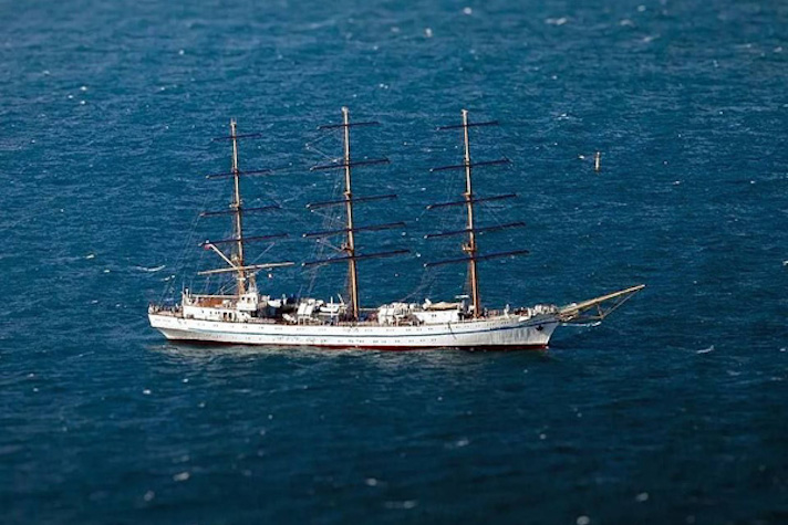 Учебный парусник 'Херсонес' совершил первый в этом году заход в морской порт Сочи