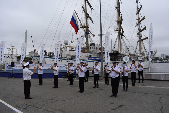 Учебное судно 'Надежда' стало участником парада парусов во Владивостоке
