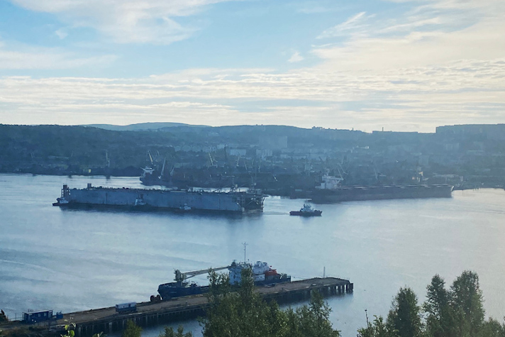 В морском порту Мурманск осуществлена сложная лоцманская проводка плавучего дока