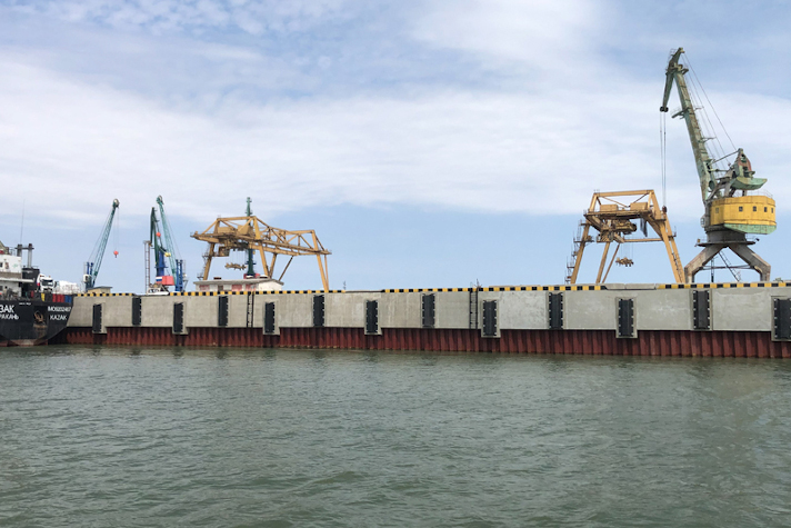 Причал автомобильно-паромной переправы возобновил работу в морском порту Махачкала