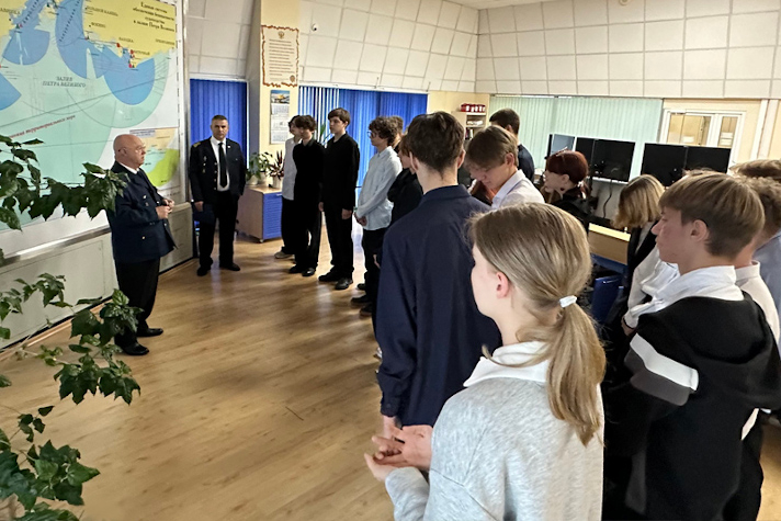 Школьники ознакомились с работой центра системы управления движением судов в Находке