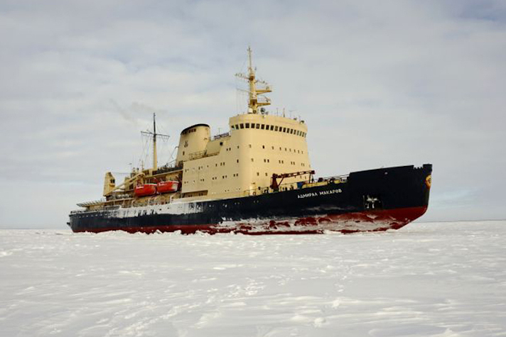 Ледокол 'Адмирал Макаров' сменил место работы