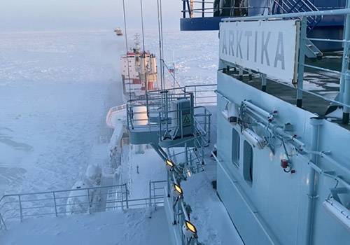 Ледокол 'Арктика' успешно вывел из Певека караван грузовых судов