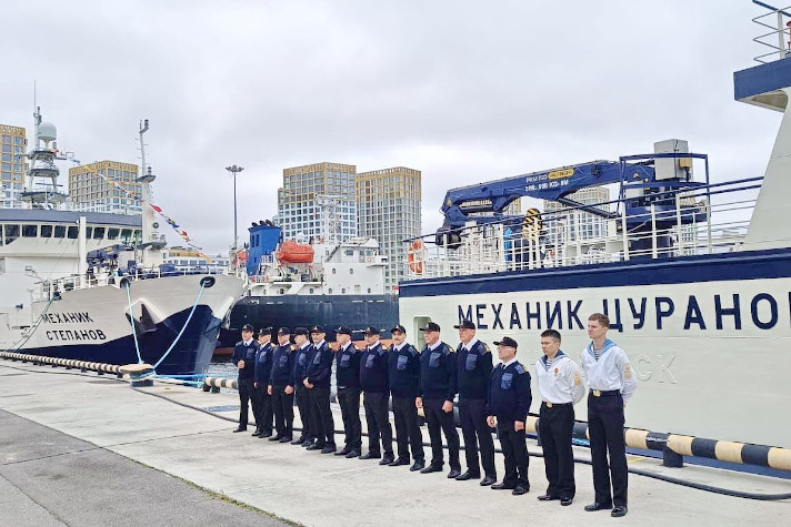 Государственный флаг РФ поднят на краболовах 'Механик Цуранов' и 'Механик Степанов'