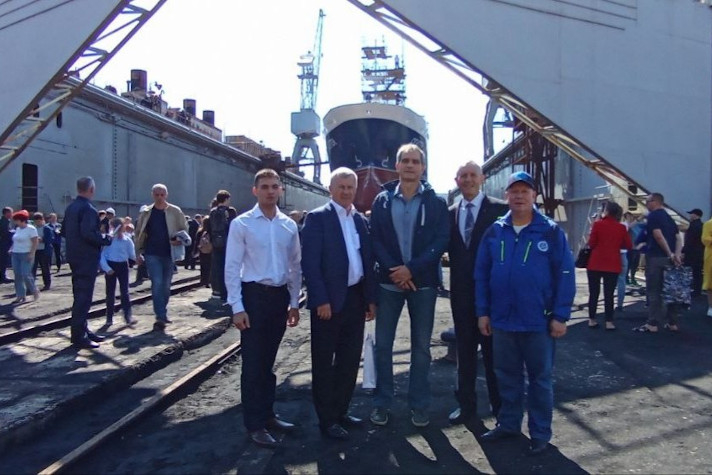 Во Владивостоке подняли флаг на краболове 'Аурум' и спустили на воду аналогичное судно 'Сентен'