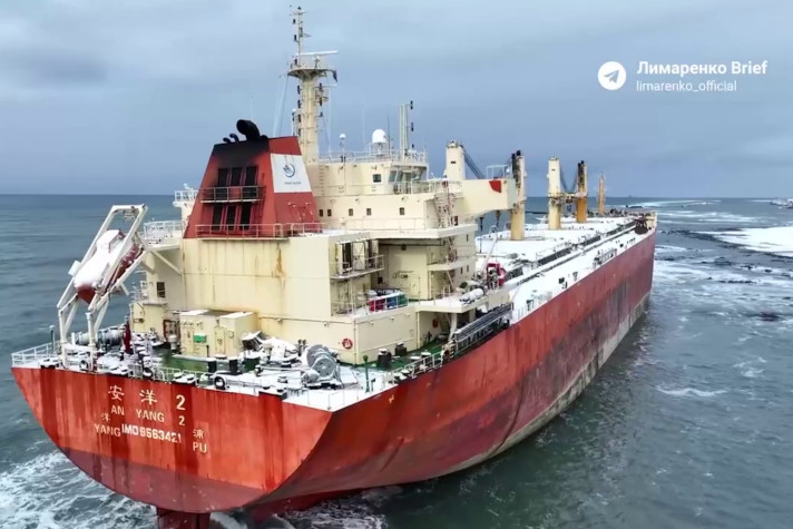 На Сахалине установлены сорбирующие боны для защиты берега от топлива с балкера 'Ань Янь 2'