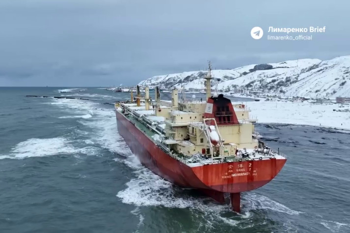 На Сахалине готовят операцию по откачке топлива с севшего на мель китайского балкера