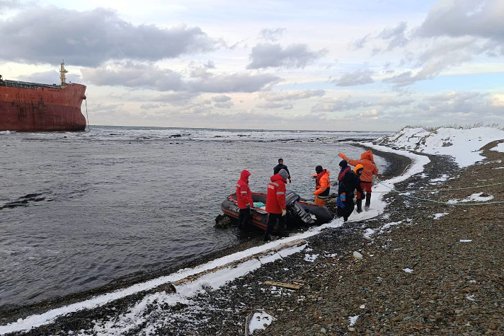 На Сахалине проходит операция по снятию экипажа с севшего на мель китайского судна