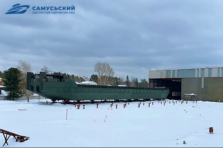 Корабелы Самусьского ССРЗ выкатили из цеха очередную баржу проекта RDB66.68M