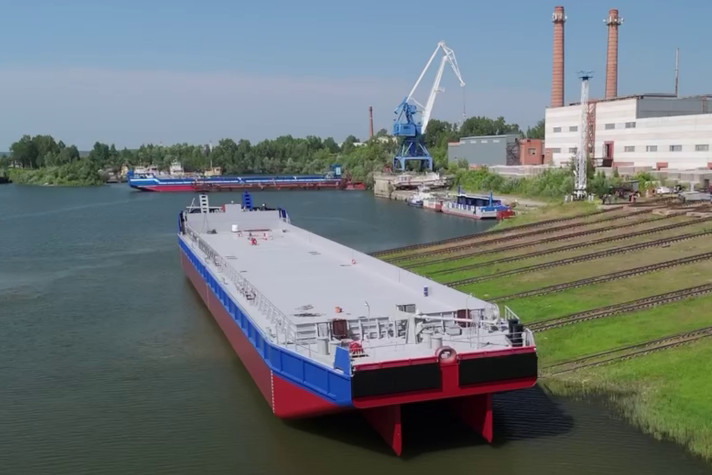 В Томской области спустили на воду несамоходную баржу-площадку МП-2501