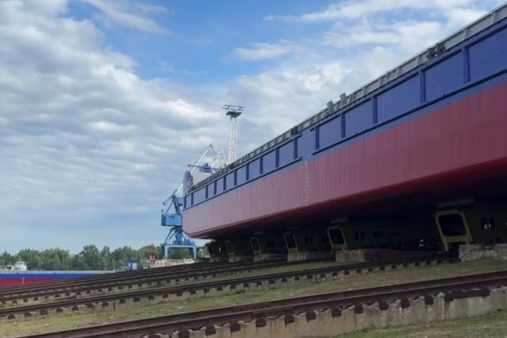 На Самусьской судоверфи спустили на воду баржу для Северного речного пароходства