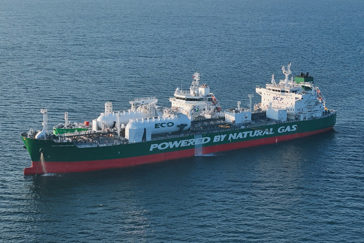 Судоверфь 'Звезда' передала 'Совкомфлоту' танкер-продуктовоз 'Иван Айвазовский'