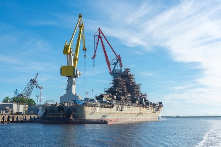 На крейсере 'Адмирал Нахимов' ведется прием электропитания и погрузка топлива