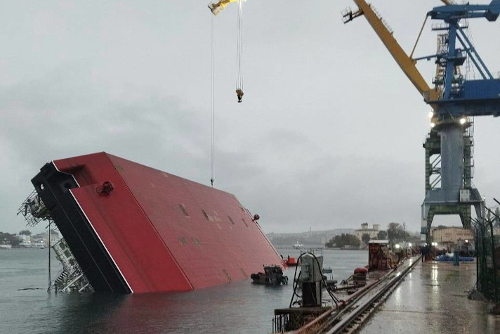 ОСК прокомментировала инцидент с плавкраном на Севморзаводе