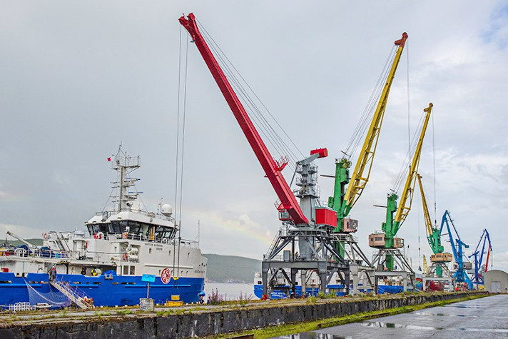 Второй портальный кран 'Нарвал' поставлен в Мурманский рыбный порт