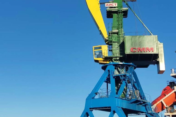 Второй портальный кран 'Аист' поставлен в морской порт Певек