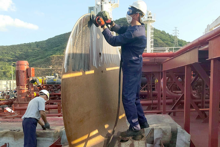 Специалисты 'Звёздочки' провели сервисное обслуживание гребных винтов двух арктических танкеров