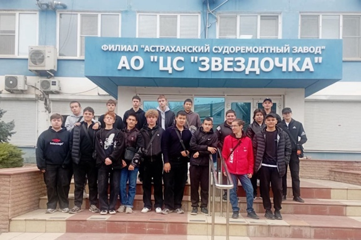 Будущие сварщики ознакомились с работой Астраханского судоремонтного завода