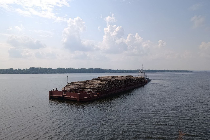 Речной флот обеспечил комбинату 'КАМА' сырьевую базу для производства картона и бумаги