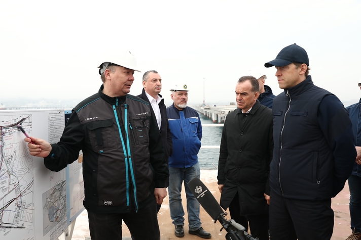 Денис Мантуров проверил ход строительства перевалочного комплекса в порту Тамань