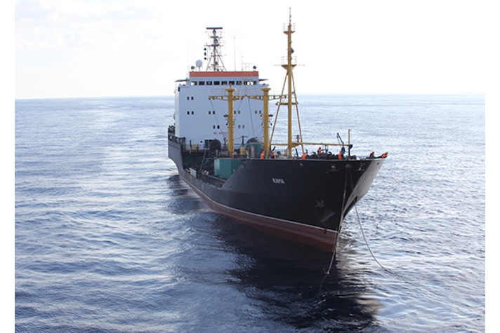 Экипаж танкера 'Кама' пришел на помощь терпящему бедствие в Атлантике гражданину Франции