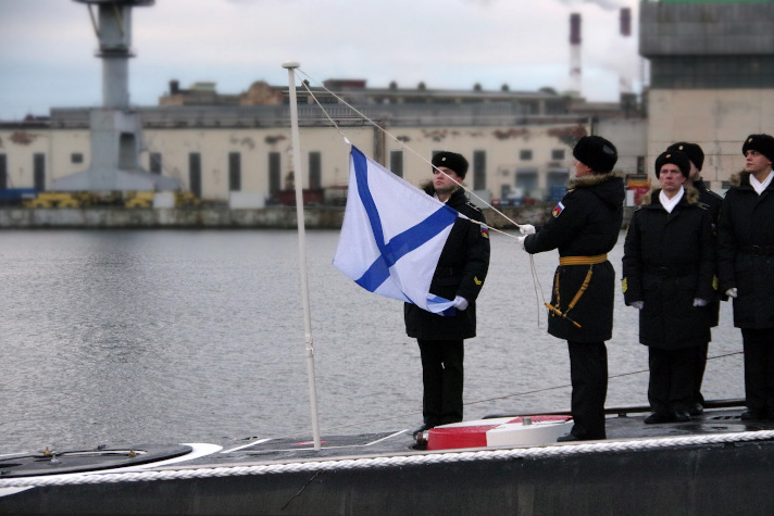 На Адмиралтейских верфях прошла церемония поднятия флага на подводной лодке 'Уфа'