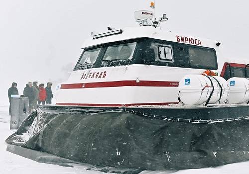СВП 'Бирюса' вышло на лед Байкала