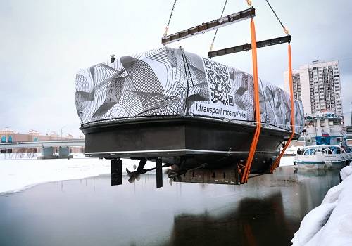 Состоялся спуск на воду первого электрического судна для Москвы