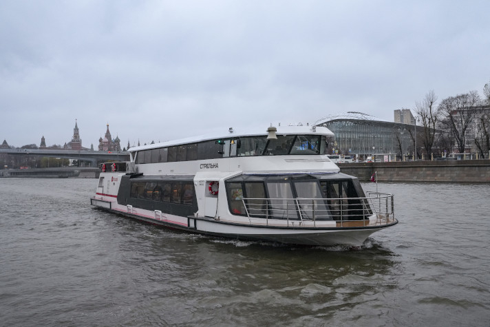 Электросудно 'Стрельна' приступило к работе в Москве