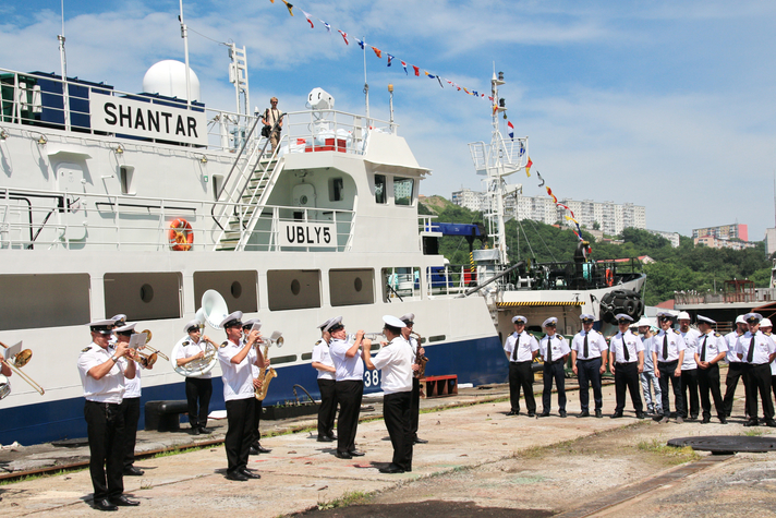 Во Владивостоке прошла церемония поднятия флага на краболове 'Шантар'