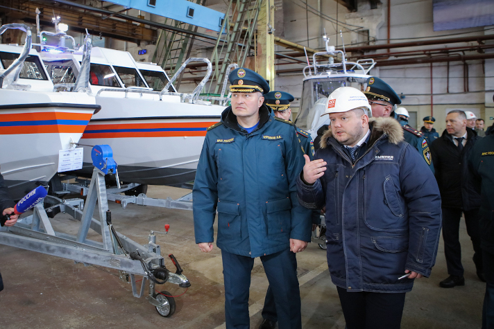 Руководитель МЧС проверил ход постройки быстроходных катеров на заводе 'Вымпел'