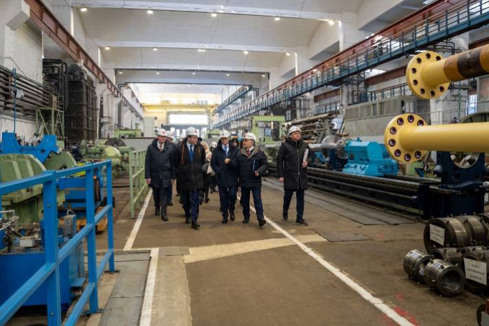 Глава Минпромторга осмотрел ход строительства заказов на калининградском заводе ОСК 'Янтарь'