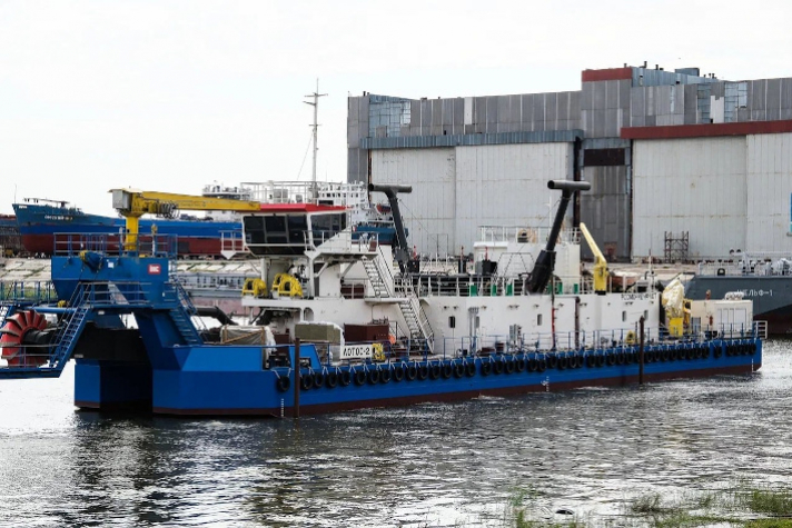 Земснаряд 'Лотос-2' направился к месту будущей работы