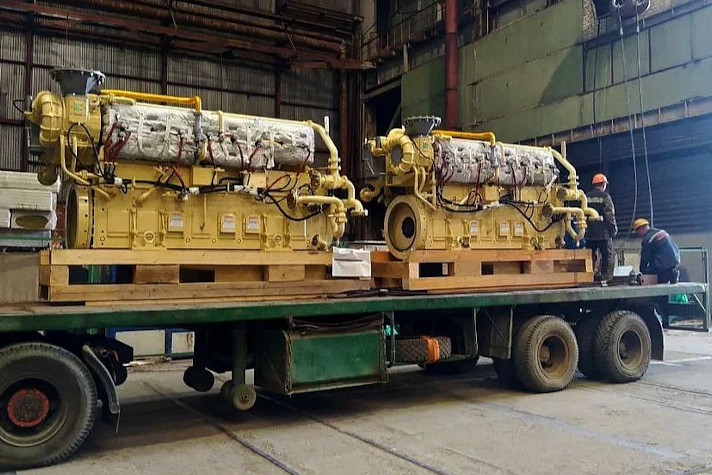 На головной сухогруз-контейнеровоз проекта 00108 погружены главные двигатели